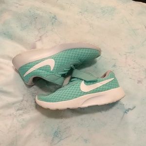Nike tennis shoes 9c